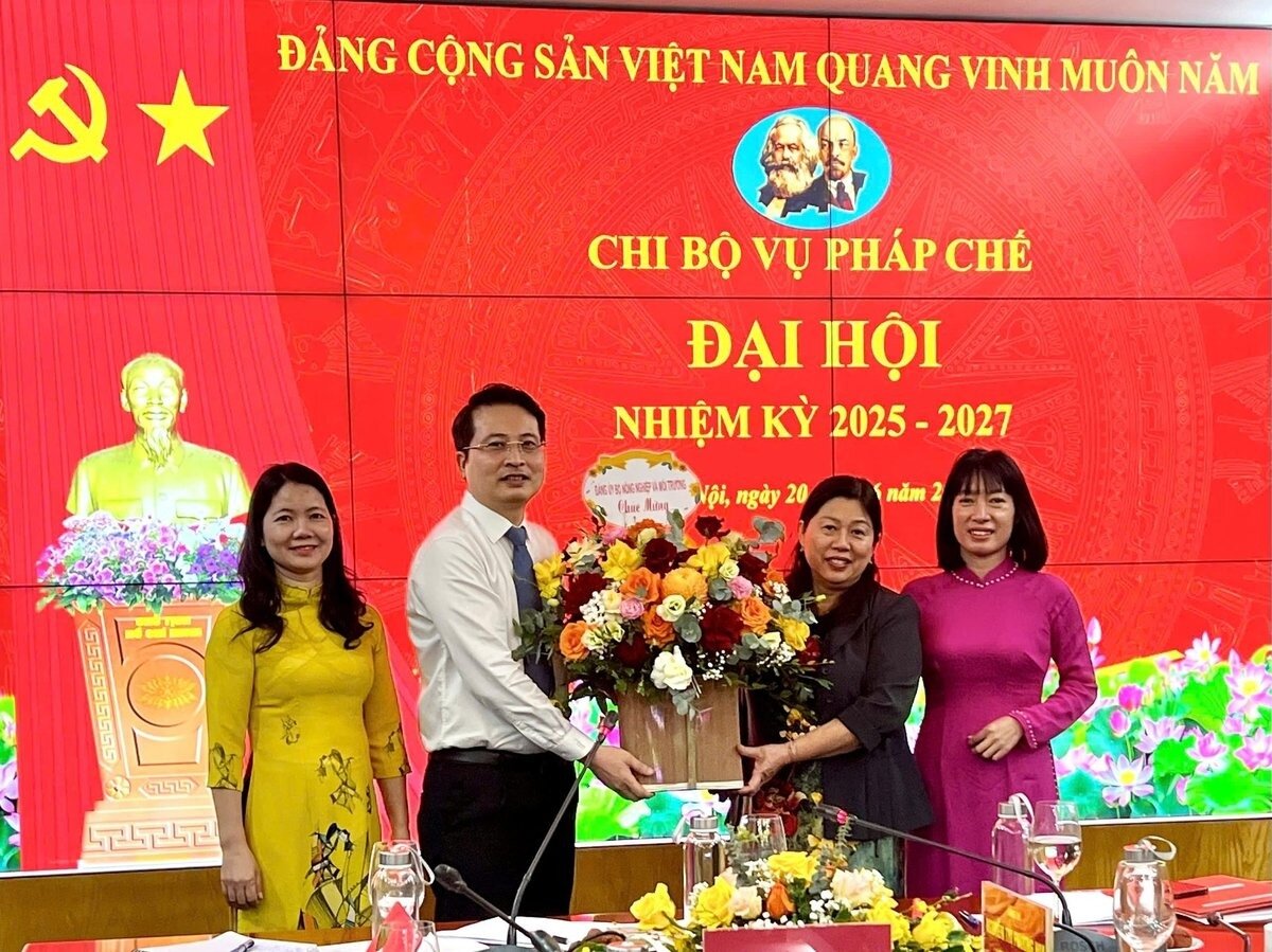 Chi bộ Vụ Pháp chế đoàn kết, kỷ cương, đổi mới trong xây dựng pháp luật